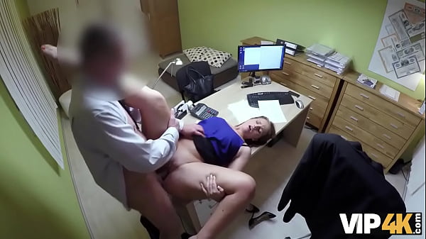 VIP4K. Niña modesta vende su cuerpo para pagar el próximo año de educación