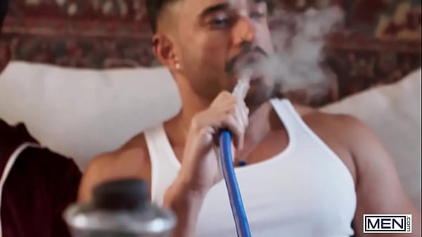 HOMBRES - Ram Sivan se folla al Raj inferior con una cuchara y luego se retira para dispararle una carga en la cara