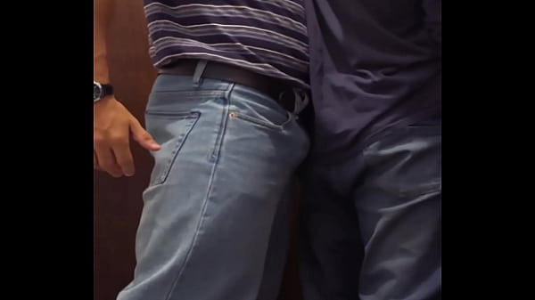 在派对上度过一个疯狂的夜晚后，大学的笑话让我疯狂地操