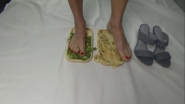 Pisoteo frutas con mis pies