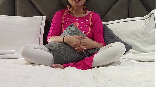 विवाहित सौतेली बहन अपने पति को धोखा देती है और किशोर सौतेले भाई द्वारा गड़बड़ हो जाती है