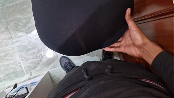 Pago dei soldi alla cameriera di mia madre in cambio di un bel pompino con gola profonda