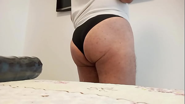 Adoro inserire un grosso dildo, come il cazzo di un cavallo, che delizioso @!!!!