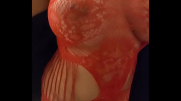 लाल अधोवस्त्र में लैटिना वेश्या चारों तरफ खड़ी हो जाती है और अपनी बिल्ली छोड़ देती है