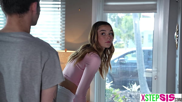 La bella teenager si diverte con le relazioni familiari