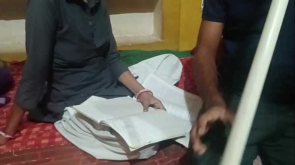 Hübsches Teenie-Mädchen vergnügt sich mit großen Titten