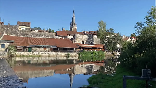 Jeune fille passionnée pose