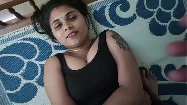 देसी प्रेमी मीठे चुंबन और कोमल स्पर्श के साथ आरामदायक पल साझा करते हैं