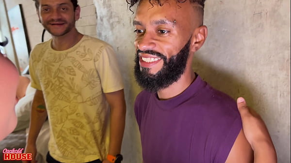 Garota infiel em um trio com homens mais velhos