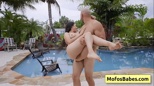 Selena Ivy, JMac: Latina sexy con una linda chica follada por una polla enorme y le encanta dentro de ella