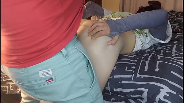 हॉट यंग गर्ल चिढ़ाती है