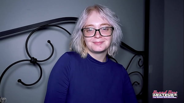 巨乳金发女郎 Annie Archer 后入式操她的阴户和紧致的屁股！