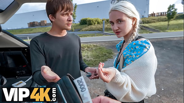 CACCIA4K. La bionda era così triste quindi Hunter le ha offerto divertimento e lei adorava cavalcare il suo grosso cazzo