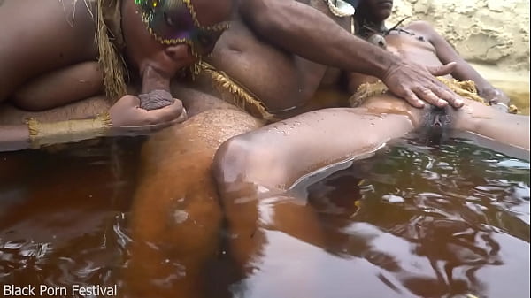 2 अफ़्रीकी जनजाति के कुदाल बेटे के गाँव के मुखिया के लंड का आनंद ले रहे हैं