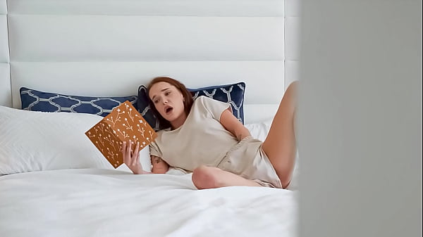 हॉट लड़की को उसकी गंदी किताब के साथ हस्तमैथुन करते पकड़ा गया - PervTeen