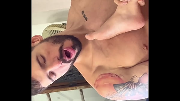 Cô gái trẻ da trắng quan hệ tình dục với một người đàn ông với một con cặc to, có sừng -Làm tình