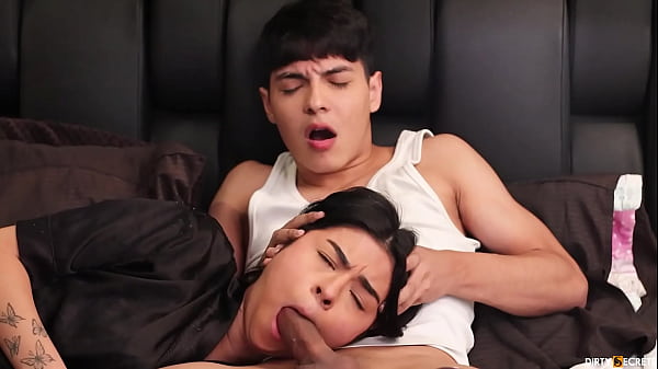 BETTTEILUNG MIT NAIVEM AUSLÄNDISCHEM COLLEGE-MÄDCHEN APRIL ADDAMS