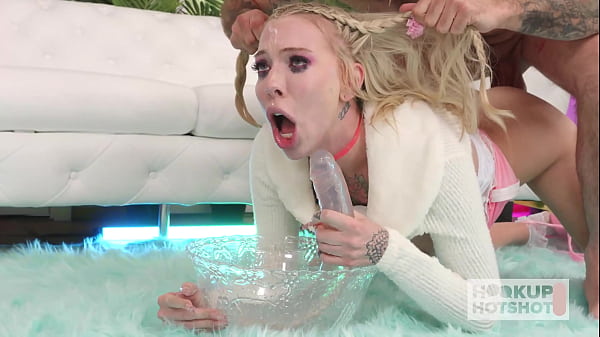 Cassidy, la salope du réservoir de lait, demande à un gars au hasard du sexe extrême !