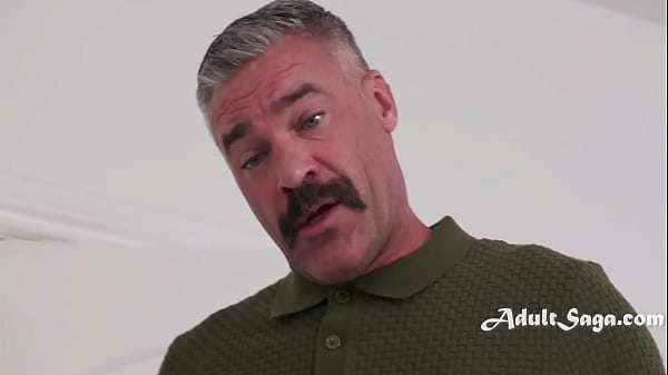 सौतेले पिता ने उसका गुप्त यौन संबंध पकड़ लिया, अब उसने उसके तंग छेद में गाना गाया - चार्ल्स डेरा, जूलिया जेम्स