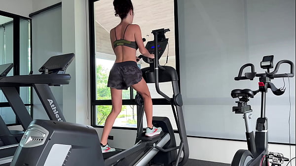 जिम वर्कआउट. अगला वर्कआउट नग्न होगा!