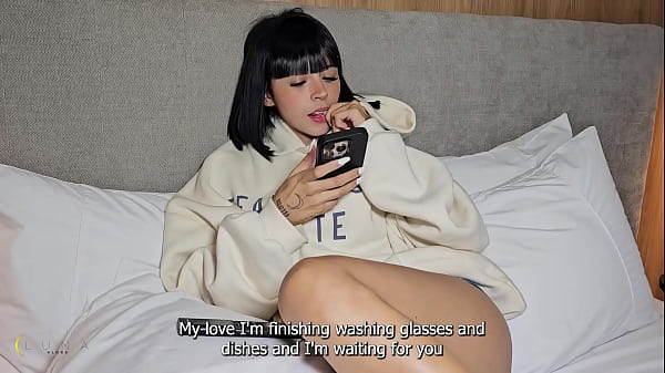 La bellissima teenager posa con un culo grosso