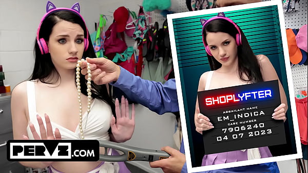 &quot_Apri le gambe, alza la gonna e lasciami perquisirti il ​​culo&quot_ - Tutto per uscire dai guai