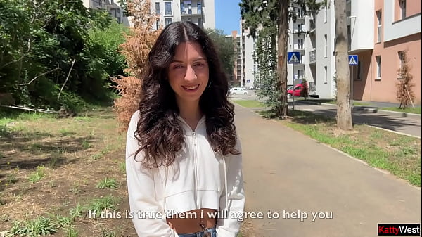 हॉटी कैटी वेस्ट ने रैंडम लड़के से सार्वजनिक कमवॉक के लिए उसके चेहरे पर सह करने के लिए कहा