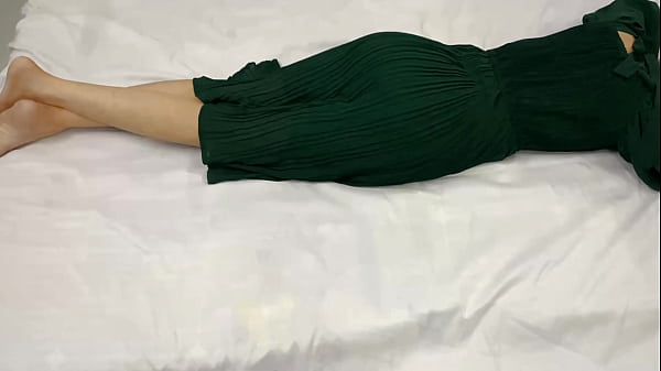 मेरी 18 साल की सौतेली बहन कमरे में अकेली थी, मैंने भी उसके कमरे में जाकर रात को उसकी चूत चोदी