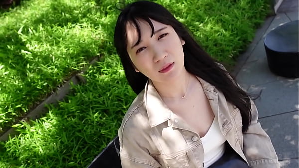 Ragazza teenager carina balla mentre viene sborrata