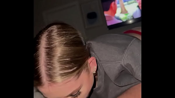 Piccola studentessa universitaria viene scopata dal giocatore di football - Baby Bree