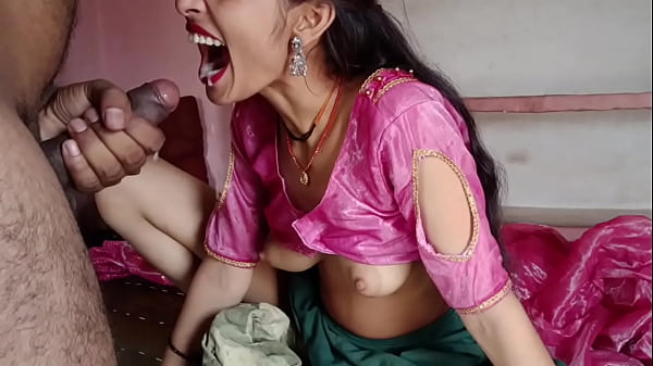 Hübsches Teenie-Mädchen neckt mit großen Titten