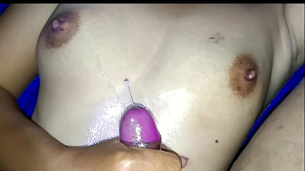 Schritt auf den kleinen Titten meiner Nichte