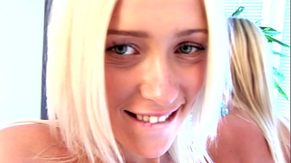 Bellezas rubias lamiendo, jugando y abriendo sus culos