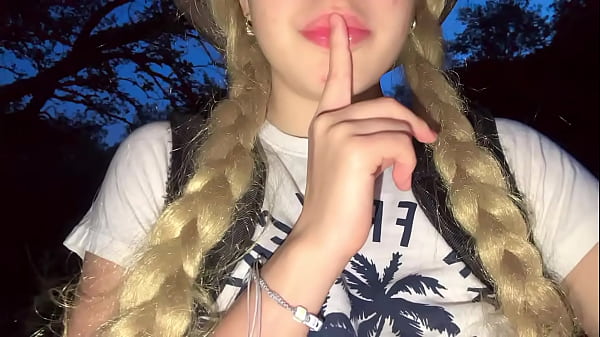 Una teenager sexy si esibisce in modo meraviglioso