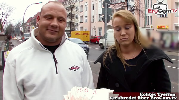 La giovane ragazza calda si mette in mostra