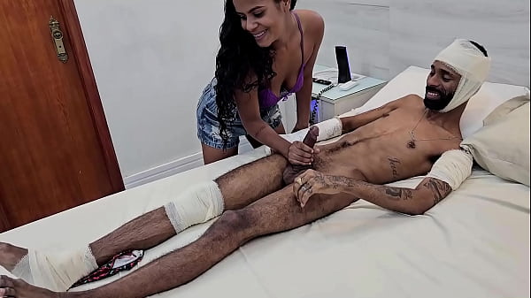 Anh ta đến thăm người bạn bị xe tông và để anh ta đụ bạn gái trẻ nghịch ngợm trong phòng riêng của bệnh viện