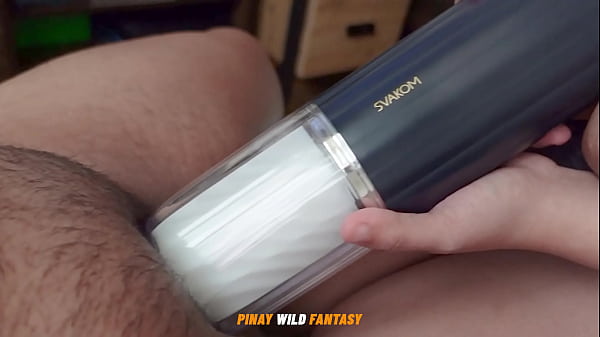 La esposa infiel de Pinay toma el control de la polla de su amante con un Svakom Alex Neo 2 mientras su marido no está en casa