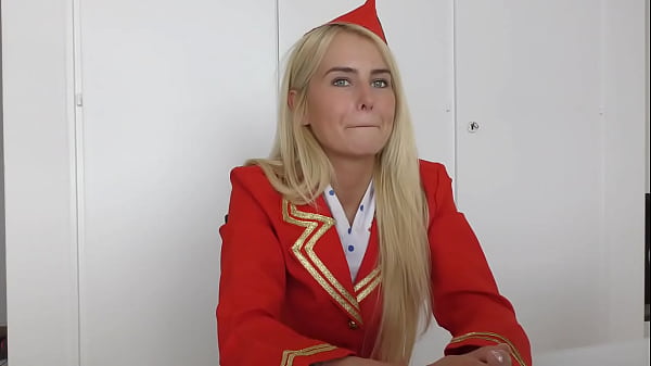 热辣的青少年女孩在异族中享受自己