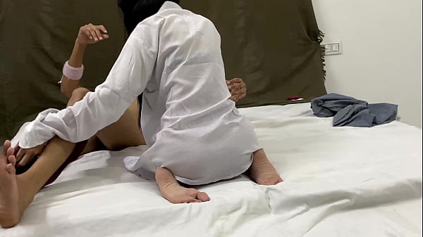 मेरी सौतेली बहन रात में नंगी हो गई और मेरे बड़े लंड पर चढ़ गई