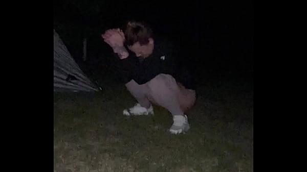 Ngoài trời nhấp nháy và trêu chọc Ướt L. BIG Dick và một lửa trại