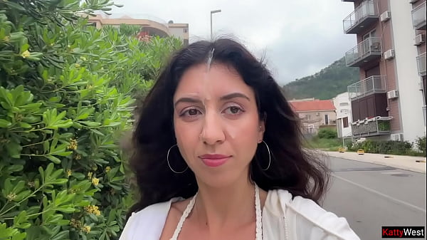 आकर्षक सेक्स के बाद हॉटी को उसके चेहरे पर वीर्य का एक हिस्सा मिलता है और वह सड़कों पर घूमती है - सार्वजनिक कमवॉक