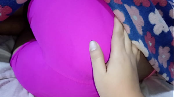 Mein Stiefbruder verwechselte mich mit seiner Freundin und ließ mich seinen Schwanz auf dem Kopf spüren, und er kannte keine Gnade, er machte mich zu seiner Schlampe, bis ich bereit war