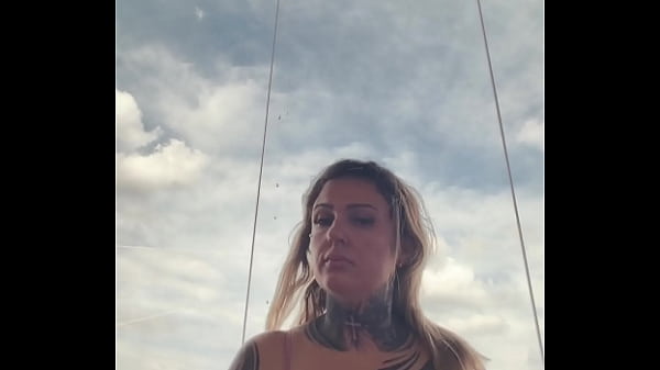 ¡A una mujer tatuada casi la echan del gimnasio por usar un top transparente con pezones duros! Ella dijo que estaba duro porque ella estaba muy cachonda en ese momento.