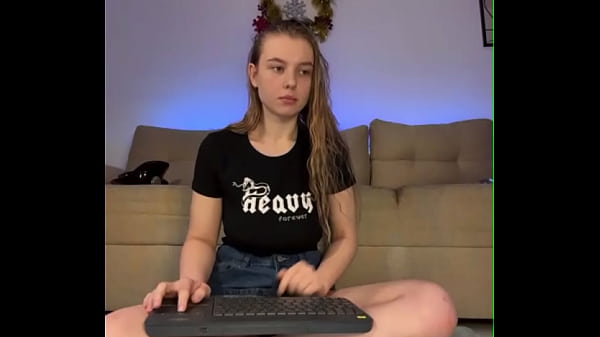 अद्भुत किशोर लड़की शेव्ड_चूत में आनंद लेती है