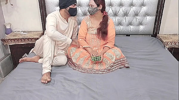 मेरा हॉट डेवर कमरे में आया और मुझसे मिठाई मांगी और मुझे जोर से चोदा