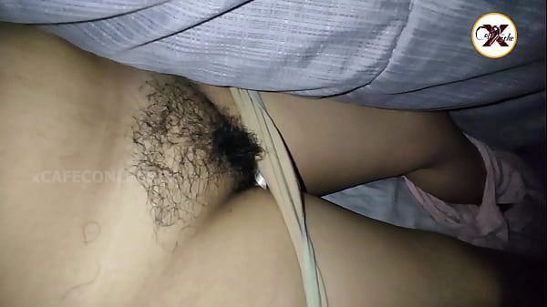 WITHOUT WAKENING UP, HE LETS MY COCK PUT MY DICK IN HER HAIRY VAGINA UNTIL HE COME ON ME
