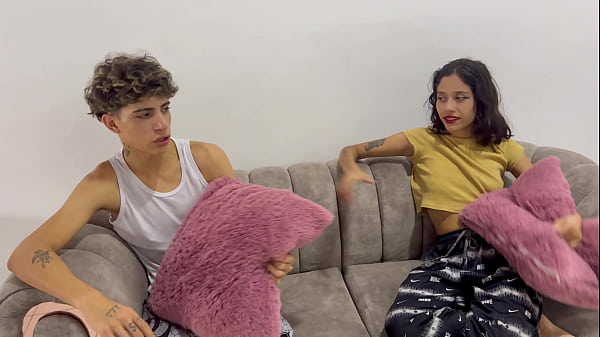 La mia piccola sorellastra ha un fidanzato e io mantengo il suo segreto in cambio di non dire nulla.