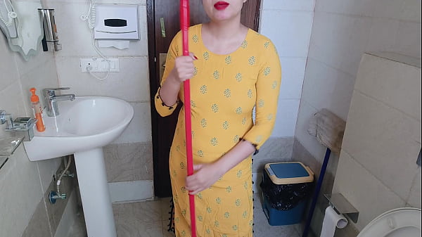 Hübsches Teenie-Mädchen posiert beim Analsex