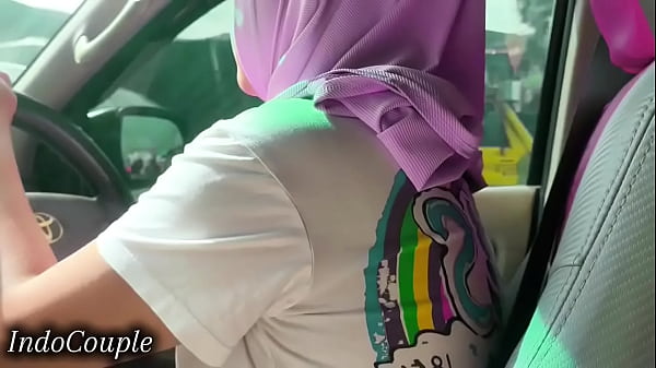 Indonesische muslimische Hijab-Frau fährt und lutscht den Schwanz ihres Freundes, virales Jakarta-Video
