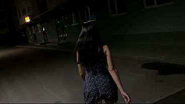 अज्ञात लड़की को दालान में चोदना मेरे लिए आसान है - मैं उसकी चूत में क्रीमपाई करता हूँ!